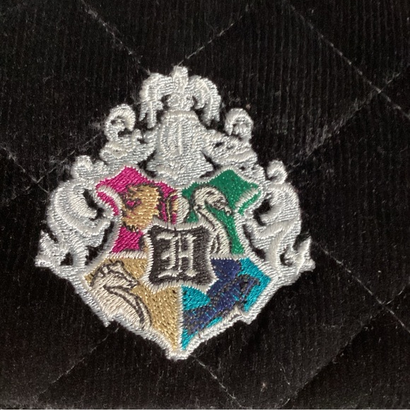 SOLD……..Vera Bradley Harry Potter RFID Black Hogwarts Zippered Travel Wristl - Picture 3 of 12